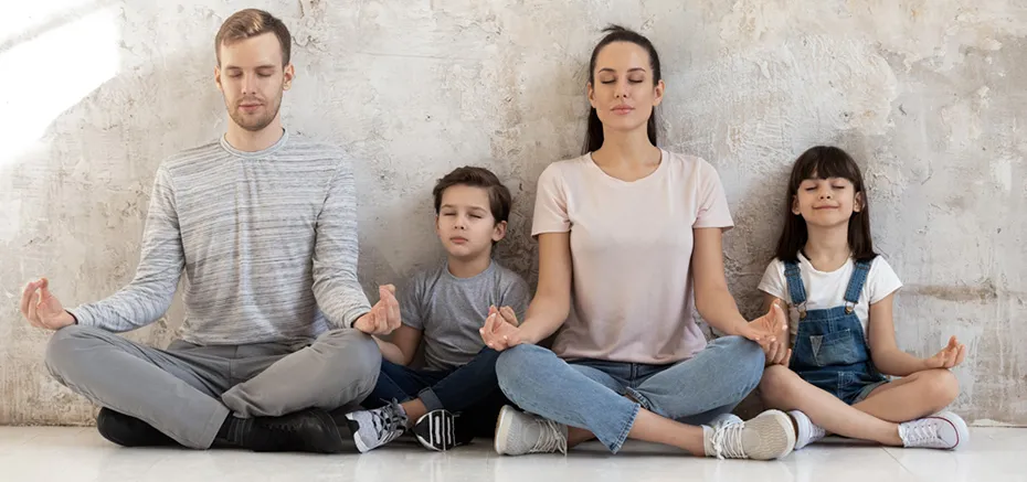 семья занимается дыхательной гимнастикой